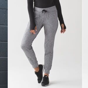 Lululemon Ready To Rulu Pant
Running Luon Spray Jacquard White Black. Size 4.